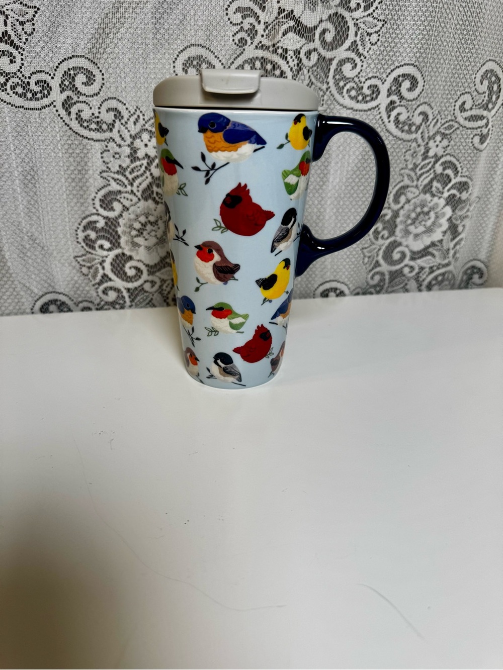 NWOB Evergreen Ceramic Travel Latte Mug with Gray Lid, Songbirds, Cardinals 16oz